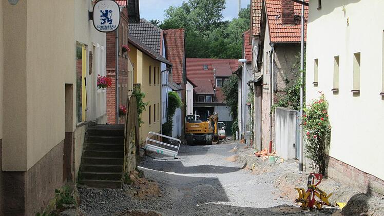 Die Bauarbeiten in der Langendorfer Wirtsstraße sind im Gange. An der Einmündung des "Glücklersgasse" bleibt es bei einem Pflasterbelag. Foto: Winfried Ehling