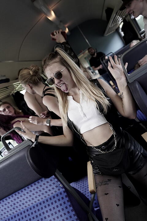 Party im Zug - Raver*innen tanzen zu Techno-Beats