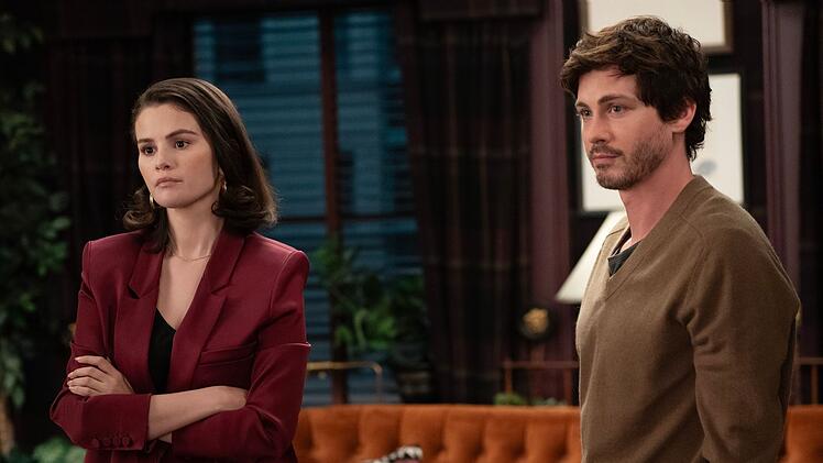 Mabel (Selena Gomez) fragt sich, warum dem Pharma-Erben Jay Pfluig (Logan Lerman) ein Finger fehlt.