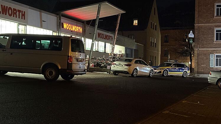 Raub&uuml;berfall: T&auml;ter m&ouml;glicherweise bewaffnet auf der Flucht &ndash; Polizei bittet um Hinweise