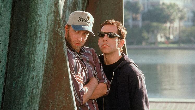 Ted (Ben Stiller, rechts) und sein bester Kumpel Dom (Chris Elliott) legen sich auf die Lauer.