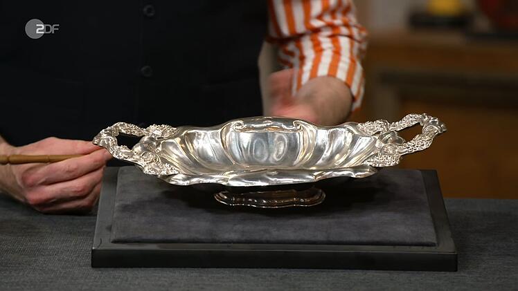 Colmar Schulte-Goltz sch&auml;tze die Servierschale auf bis zu 750 Euro.