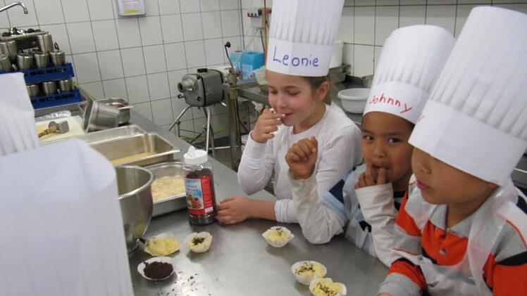 Naschen ist erlaubt - sehr zur Freude von Leonie, Johnny und Kevin (von links).