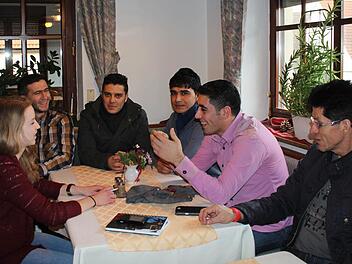 Auf ihrer Flucht vor dem Krieg sind sie in Wachenroth gelandet: eine Gruppe junger Syrer hier im Gespräch mit FT-Praktikantin Maria Leicht (links) und Carlos Castillo (rechts), dem neuen Inhaber des Gasthofs Linsner.  Foto: Andreas Dorsch
