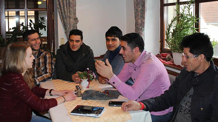 Auf ihrer Flucht vor dem Krieg sind sie in Wachenroth gelandet: eine Gruppe junger Syrer hier im Gespräch mit FT-Praktikantin Maria Leicht (links) und Carlos Castillo (rechts), dem neuen Inhaber des Gasthofs Linsner.  Foto: Andreas Dorsch