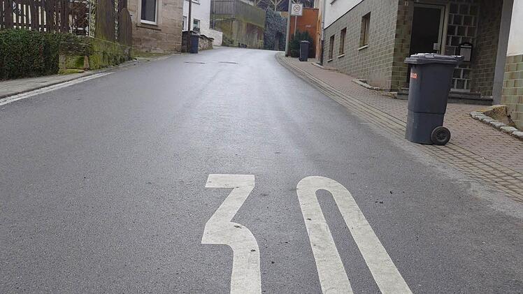 Der Neubrunner Weg sieht harmlos aus, wenn kein rasendes Auto hinab fährt. Da das nicht immer so ist, sind 30 Stundenkilometer als Höchstgeschwindigkeit gefordert. Wegen Nichtbeachtung will der Gemeinderat jetzt härtere Maßnahmen treffen.  Foto: Meißner