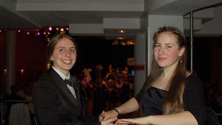 Kein männlicher Tanzpartner? Die war kein Problem für Luzie Bezold und Ina Richter