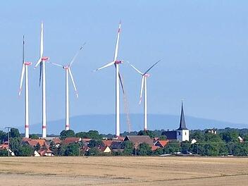 Dieses Landschaftsbild durch den Windpark Maßbach wollte die Bürgerinitiative Gegenwind den Menschen ersparen. Foto: Daniel Wiener