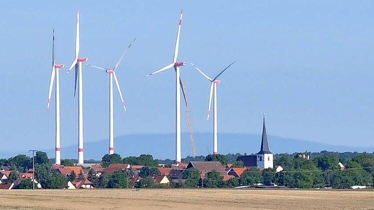 Dieses Landschaftsbild durch den Windpark Maßbach wollte die Bürgerinitiative Gegenwind den Menschen ersparen. Foto: Daniel Wiener