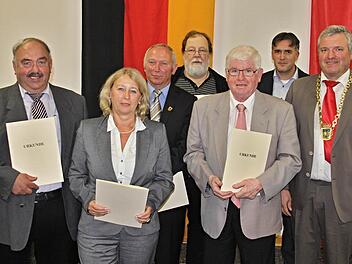 Bürgermeister Jürgen Hennemann (rechts) ehrte aktive und ehemalige Mitglieder des Stadtrates Ebern für deren Engagement (von links): Otmar Schmitt, Irene Jungnickel, Werner Riegel, Thomas Wagner, Manfred Fausten und Harald Pascher. Foto: Helmut Will