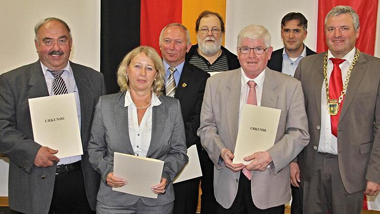 Bürgermeister Jürgen Hennemann (rechts) ehrte aktive und ehemalige Mitglieder des Stadtrates Ebern für deren Engagement (von links): Otmar Schmitt, Irene Jungnickel, Werner Riegel, Thomas Wagner, Manfred Fausten und Harald Pascher. Foto: Helmut Will