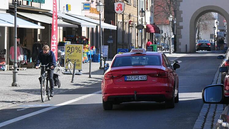 Die Radwegeregelung in der Oberen Hauptstraße in Haßfurt (entgegen der Fahrtrichtung der Autos im Einbahnverkehr) entspricht den gesetzlichen Vorgaben.
