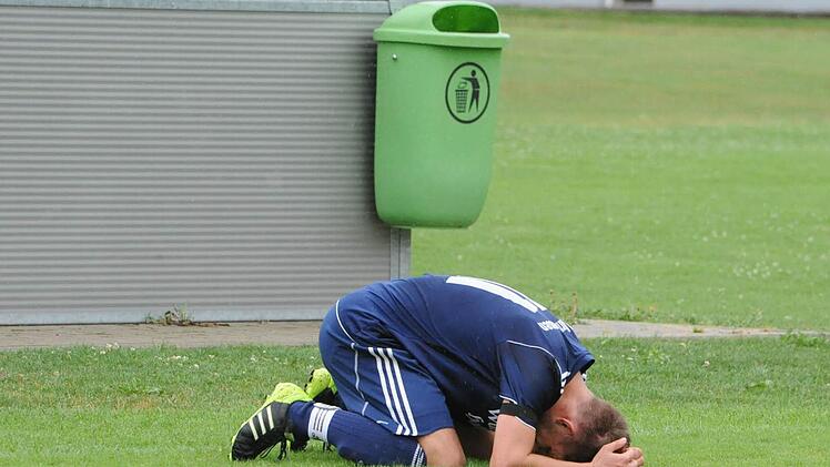 Ein Tag zum in die Tonne klopfen - für den TSV Arnshausen bei der 1:4 Heimniederlage gegen die TSVgg Hausen. Foto: Hopf