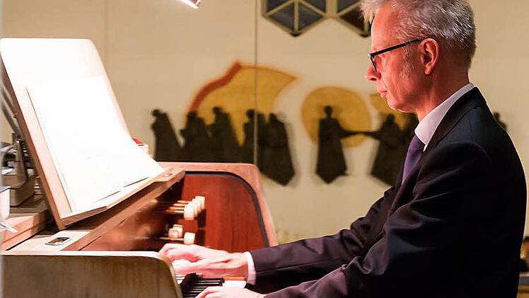 Peter Stenglein an der Orgel der JohanneskircheFoto: Albert Höchstädter
