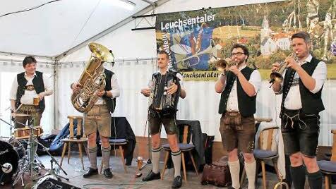 Die Musiker der Gruppe "Blechbriada" machten ihren Beinamen "Blasmusik mit Power" alle Ehre. Foto: Martin Dirauf
