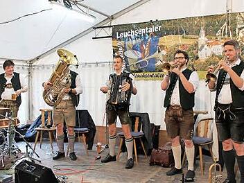 Die Musiker der Gruppe "Blechbriada" machten ihren Beinamen "Blasmusik mit Power" alle Ehre. Foto: Martin Dirauf