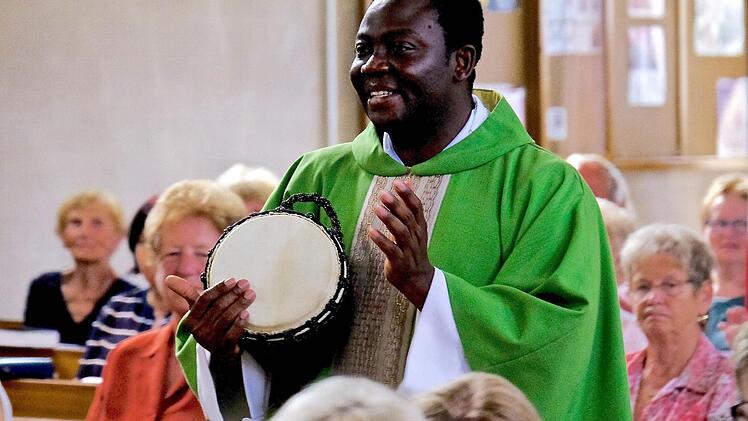 Blaise lockerte den Gottesdienst durch den Klang seiner Bongotrommel rhythmisch auf. Die Besucher klatschten freudig mit. So kam frischer Wind in das Gotteshaus.Foto: Gerd Schaar