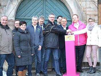 Sie freuen sich, dass in Kronach über 7.000 Haushalte nun schnelles Internet haben. Im Bild von links: Georg Köstner (Stadt Kronach), Matthias Beetz (Telekom), Sabine Denzner (Euronics Kaim-Denzner), Ralf Deuber (EP Deuber), Friedrich Weinlein, Achim Frickenscher (beide Telekom), Stefan Wicklein (Stadt Kronach), Wolfgang Beiergrößlein (Bürgermeister), Andreas Rudloff (Telekom) Ilona Sigmund (Euronics Kaim-Denzner) Foto: Schadeck