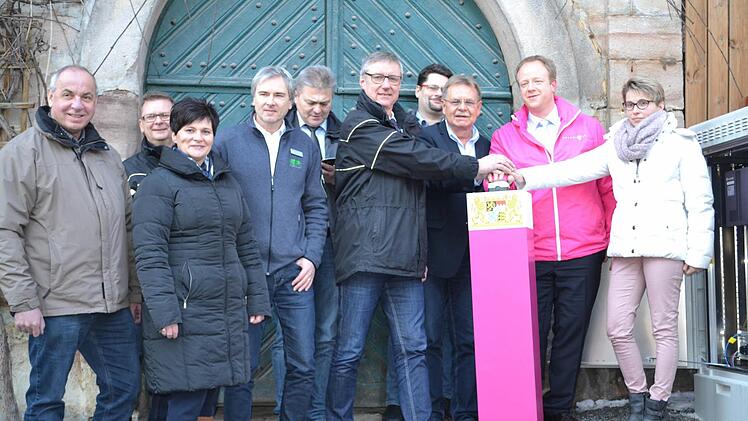 Sie freuen sich, dass in Kronach über 7.000 Haushalte nun schnelles Internet haben. Im Bild von links: Georg Köstner (Stadt Kronach), Matthias Beetz (Telekom), Sabine Denzner (Euronics Kaim-Denzner), Ralf Deuber (EP Deuber), Friedrich Weinlein, Achim Frickenscher (beide Telekom), Stefan Wicklein (Stadt Kronach), Wolfgang Beiergrößlein (Bürgermeister), Andreas Rudloff (Telekom) Ilona Sigmund (Euronics Kaim-Denzner) Foto: Schadeck