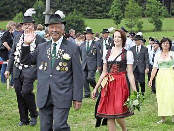 Auch die örtlichen Vereine, hier die Wallenfelser Schützengesellschaft, nahmen zahlreich am Umzug teil.  Fotos: Michael Wunder