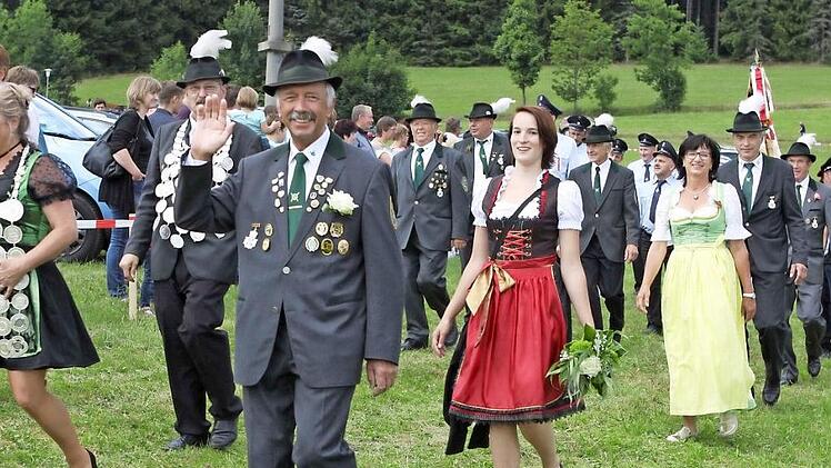 Auch die örtlichen Vereine, hier die Wallenfelser Schützengesellschaft, nahmen zahlreich am Umzug teil.  Fotos: Michael Wunder