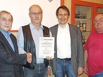 Vorsitzender Hans Schneider (links) zeichnete Siegfried Sesselmann aus; mit im Bild Bürgermeister Roland Wolfrum und Robert Reichenberger (rechts) Foto: privat