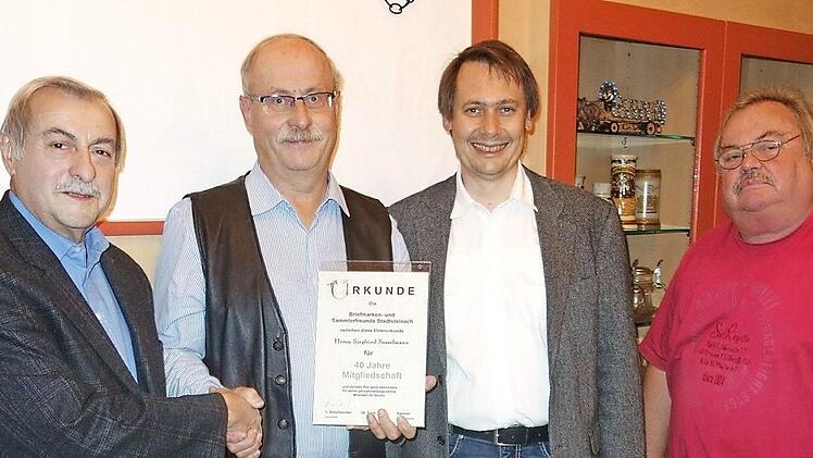 Vorsitzender Hans Schneider (links) zeichnete Siegfried Sesselmann aus; mit im Bild Bürgermeister Roland Wolfrum und Robert Reichenberger (rechts) Foto: privat