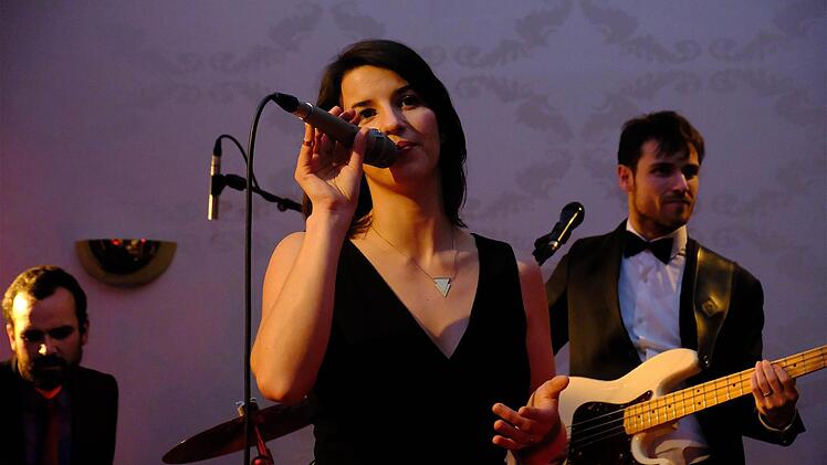 Sängerin Annika Bosch mit ihrer Band im Dorint. Gerd Schaar