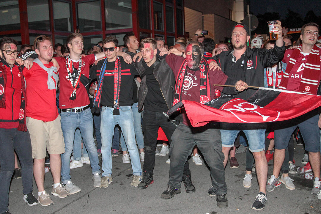 1. FCN steigt auf: Fans feiern in Nürnberg