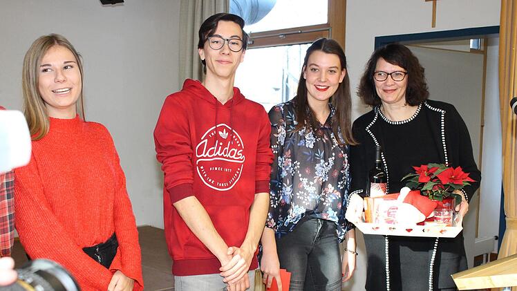 Alles Rot: Schulleiterin Alexandra Mischner (rechts) mit Johanna Lang, Sprecherin, und weiteren Studierenden mit symbolreichen Geschenken    Foto: Evi Seeger