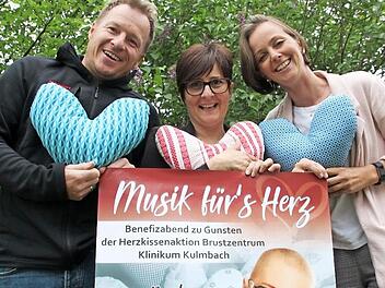 Unter dem Motto "Musik für's Herz" steigt am 18. Mai im Untersteinacher Kleinkunstbrettla ein Benefizabend zugunsten der Herzkissenaktion des Brustzentrums am Kulmbacher Klinikum. Darüber freuen sich (von links) Michael Krug, Diana Miskolci und Sandra Krug.  Fotos: Stephan Stöckel