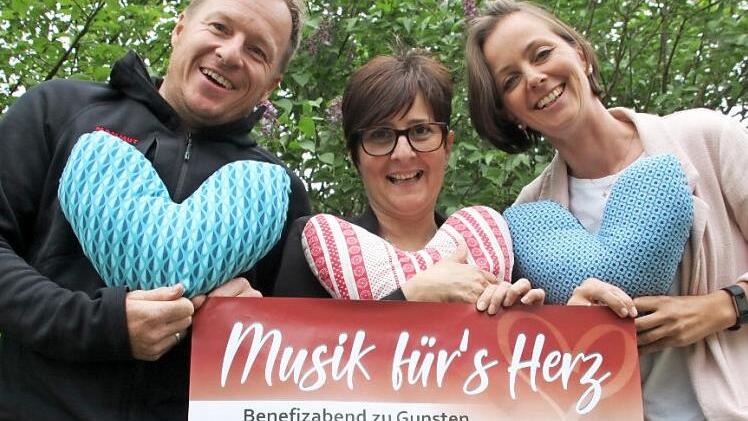 Unter dem Motto "Musik für's Herz" steigt am 18. Mai im Untersteinacher Kleinkunstbrettla ein Benefizabend zugunsten der Herzkissenaktion des Brustzentrums am Kulmbacher Klinikum. Darüber freuen sich (von links) Michael Krug, Diana Miskolci und Sandra Krug.  Fotos: Stephan Stöckel
