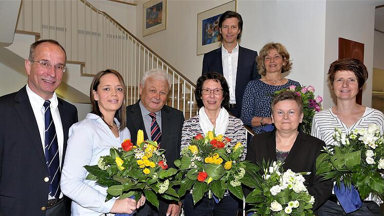 Jubilarfeier (von links): Klaus Schlagm&uuml;ller, Katrin Kaiser, Aloys Tilly (Vorstandsmitglied Bank Schilling), Christel Eisenmann, Frank Deterding, (Gesch&auml;ftsf&uuml;hrer Dr. Schmitt Leasing GmbH), Heidemarie Koch, Andrea Holzinger, und Jessica H&auml;uslein. Nicht auf dem Bild: Ralf Seufert und Ursula Goliasch.  Foto: Sebastian Sebald/Bank Schilling