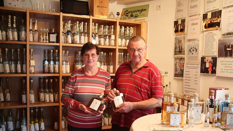 In den Regalen türmen sich die Flaschen, an den Wänden hängen jede Menge Auszeichnungen: Angela und Herbert Schulz freuen sich über die Anerkennung, die zahlreichen der Erzeugnisse ihrer Edelobstbrennerei zuteil werden. Neben den klassischen Obstbränden und Likören erfreuen sich Gin und vor allem der Whisky wachsender Beliebtheit. Single Malt und ein Rohweizendestillat erhielten zuletzt Gold- bzw. Silbermedaillen. Der Whiskymarkt boome, auch in Franken, sagt der Seniorchef. Foto: Bettina Knauth