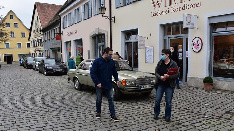 Jochen Hengelein und Brigitte Wölfel bei den begehrten Parkplätzen Foto: Petra Malbrich