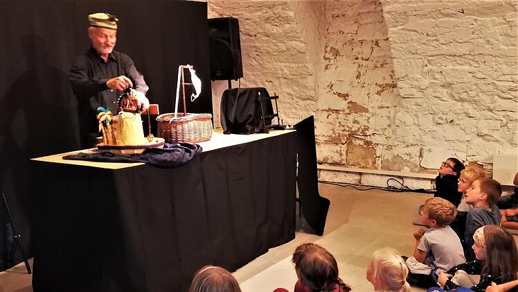 Puppenspieler Thomas Glasmeyer vom "piccolo teatro espresso" durfte sich über ein begeistertes Publikum freuen. Foto: Sigismund von Dobschütz