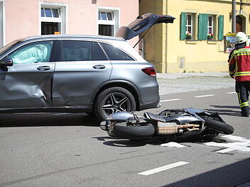 Kreis Ansbach: Auto kollidiert mit Motorrad - Biker lebensgefährlich verletzt