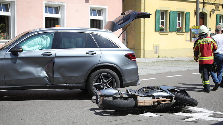 Kreis Ansbach: Auto kollidiert mit Motorrad - Biker lebensgefährlich verletzt