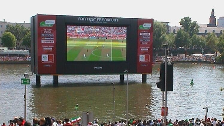Internationales Partyflair (wie hier beim Public Viewing in der "MainArena" 2006 in Frankfurt) - das gab es vor 20   Jahren auf einmal mitten in Deutschland. Und was passiert in diesem Jahr?