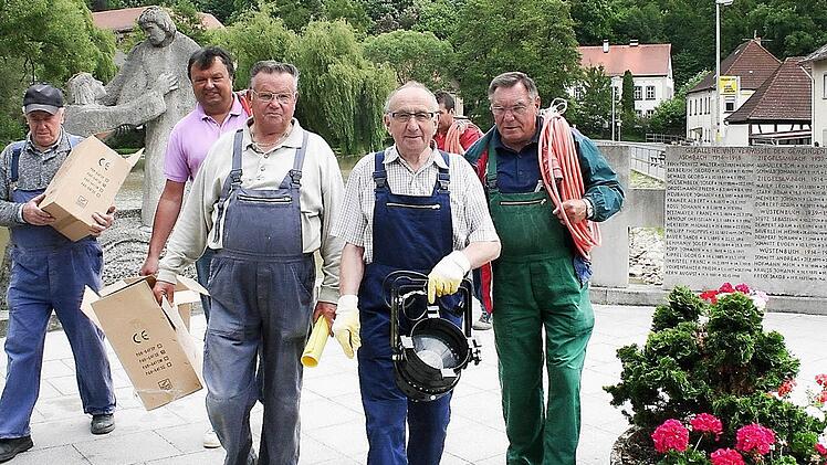 Für Richard Gerber (mit gelber Papierrolle) hat sich sein Heimatdorf durch die Umgestaltung sehr positiv entwickelt. Mit einem Trupp ehrenamtlicher Helfer trägt er zum Highlight der 875-Jahrfeier "Aschbach leuchtet" bei.   Foto: see