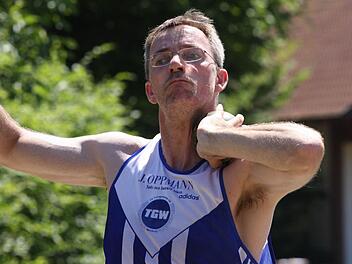 Der Münnerstädter Wilfried Heppt (TG Würzburg) gewann bei den Bayerischen Senioren-Meisterschaften Bronze im Kugelstoßen und Gold über die 100 Meter. Foto: Reinhold Nürnberger