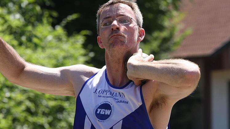 Der Münnerstädter Wilfried Heppt (TG Würzburg) gewann bei den Bayerischen Senioren-Meisterschaften Bronze im Kugelstoßen und Gold über die 100 Meter. Foto: Reinhold Nürnberger