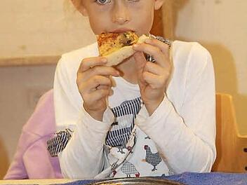 Schmeckt gut, findet Magdalena, eine Teilnehmerin am Ferienprogramm der Gemeinde Ebensfeld. Fotos: Gerda Völk