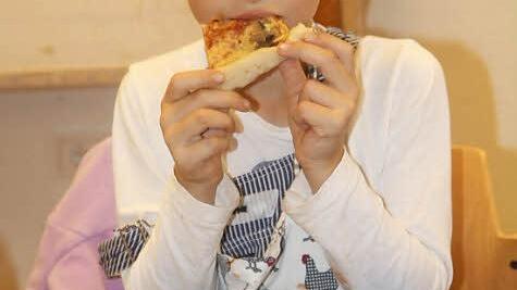 Schmeckt gut, findet Magdalena, eine Teilnehmerin am Ferienprogramm der Gemeinde Ebensfeld. Fotos: Gerda Völk