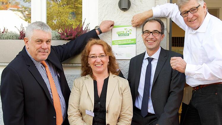 Gemeinsam wurde die Plakette "Haus der kleinen Forscher" am Kids Club-Geb&auml;ude angebracht (v.l.): Coburgs Oberb&uuml;rgermeister Norbert Tessmer, Dorothea Schaufler (Leiterin Brose Kids Club), Frank Remy (Gesch&auml;ftsf&uuml;hrer Standort Coburg) und Manfred Seemann (Leiter Mitarbeiter- und Familienbetreuung Brose Gruppe).