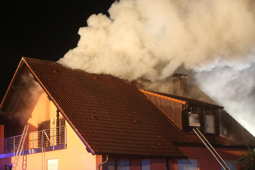 Flammen schlugen aus dem Dachstuhl von Wohnhaus - Feuerwehrmann stuerzt von Drehleiter, zwei weitere Verletzte