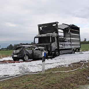 Auto und Lkw fangen nach Frontalzusammenstoss Feuer - Fahrerin stirbt