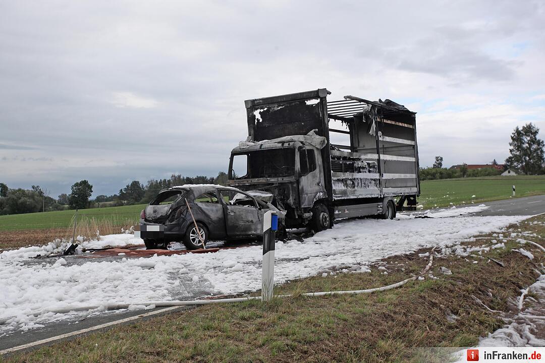 Auto und Lkw fangen nach Frontalzusammenstoss Feuer - Fahrerin stirbt
