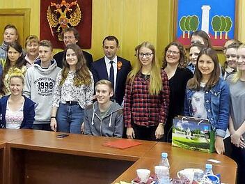 In der Administration in Krasnogorsk: russische und deutsche Schüler mit Lehrern und dem Landrat. Foto: Elena Dildina
