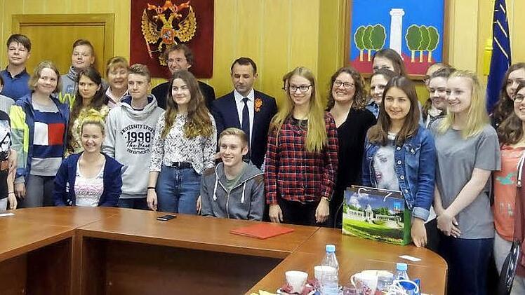 In der Administration in Krasnogorsk: russische und deutsche Schüler mit Lehrern und dem Landrat. Foto: Elena Dildina